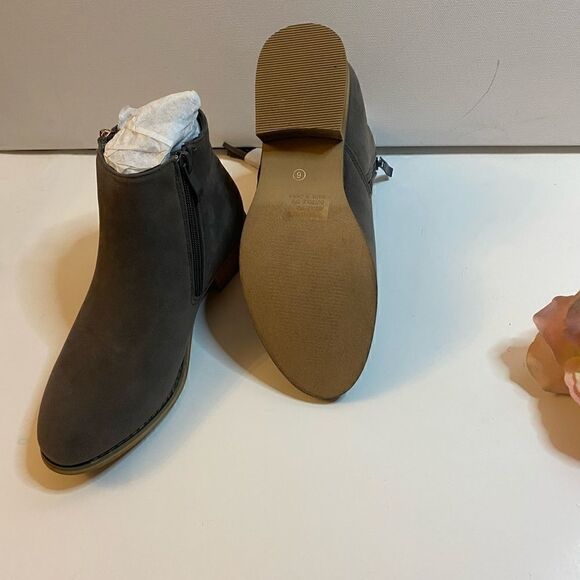 💥Brinley CO. Side zip faux suede ankle Boot Size:6 - Picture 8 of 9